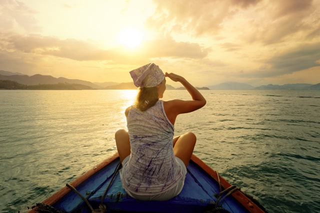 ボートに乗っている女性のイメージ